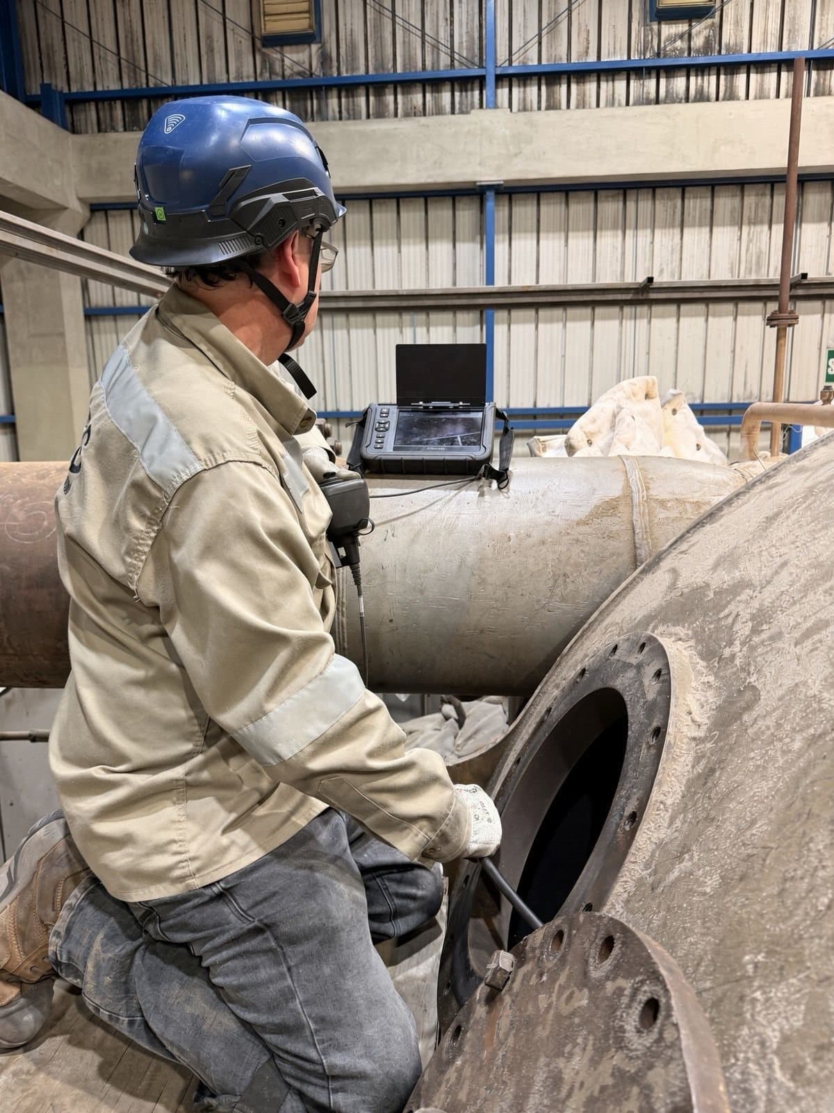 Técnico de KVSG preparando el acceso al equipo en planta