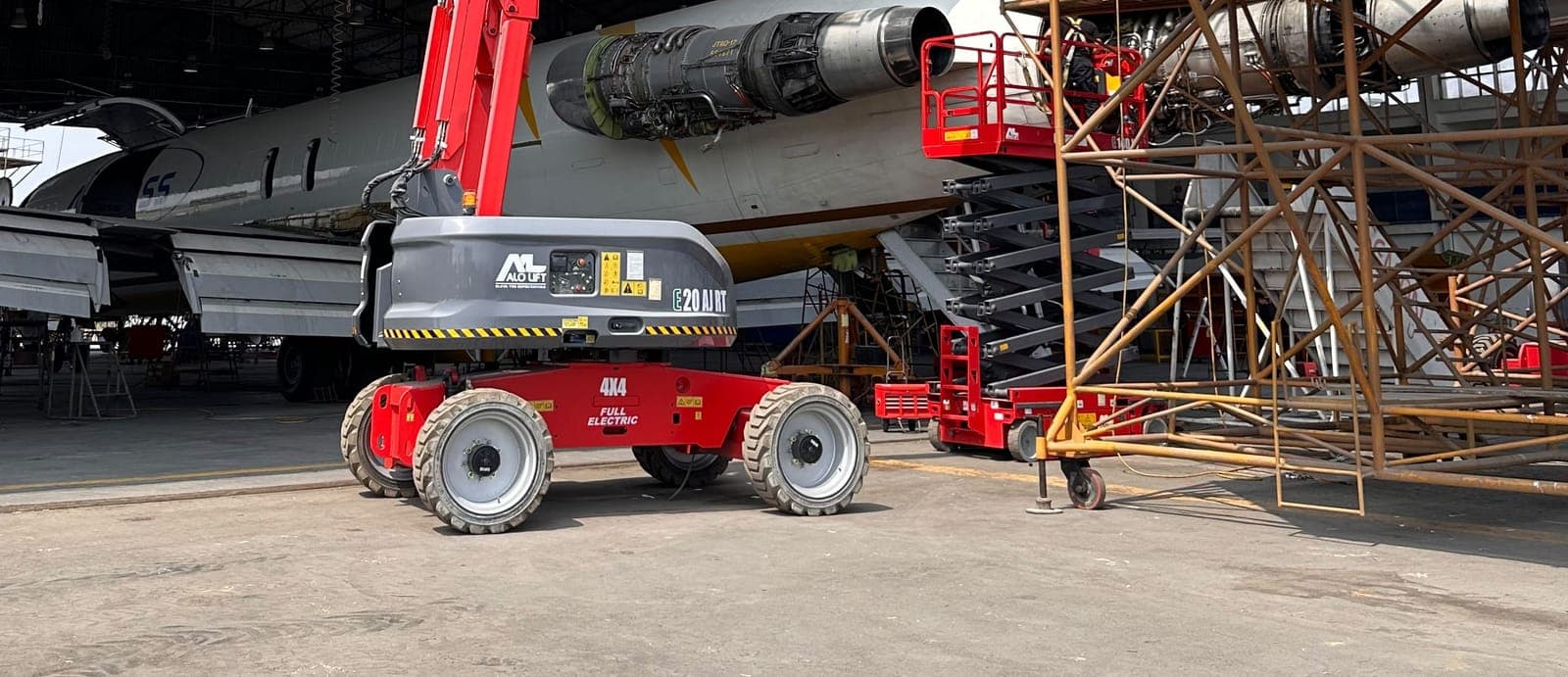 Motor de aeronave con el capó abierto en hangar